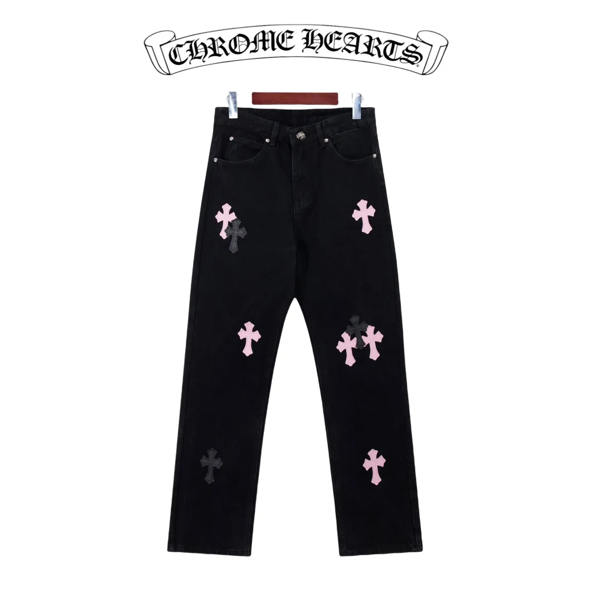 🅿️290 Style No.: D207 Chrome Hearts | CH Hong Kong City Limited Series Sanskrit Cross Patch Leather Jeans - Black and Pink Color - Hong Kong Limited Fashion players, Chrome Hearts Hong Kong City Limited Jeans are now available!  It is a collage of virgin red denim and pink and purple cow tire leather. The unique color scheme is like the intertwining of vitality and romance in Hong Kong. The three-dimensional letters between the hips seem to tell the story of the city. Customized hardware, thick three-dimensional cross stamens, and hand-cut leather washers make the details full of luxury.  Handcrafted and made of environmentally friendly materials, comfort and quality coexist. Owning it is not only an outfit, but also a status symbol. Globally limited edition, don’t miss it.  Color: black and pink Size: S M L XL Corresponding sizes 28 30 32 34 Detailed sizes can be found in Figure 9